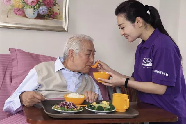 senior-care-feeding-home-instead-HISC-eating-elder